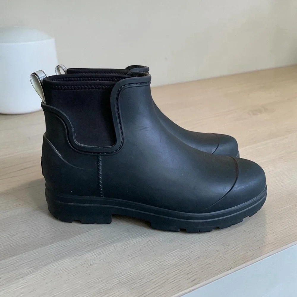 UGG Rain Chelsea Ankle Boots Sz 10M Black Waterproof Lug Sole Garden Outdoor